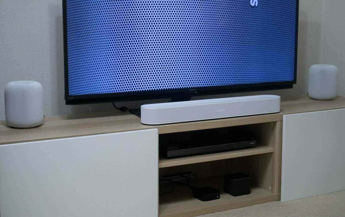HomePod 2台をテレビの左右に設置した様子