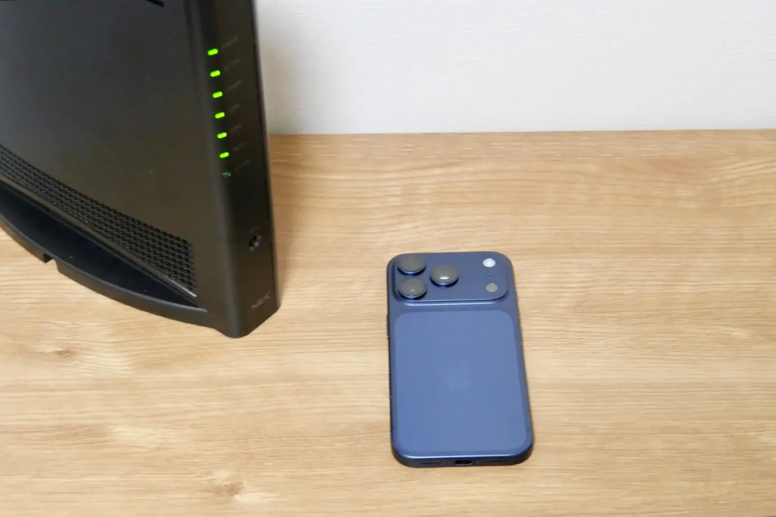 iPhoneやMacBookと並べると、本体サイズの大きさが分かります