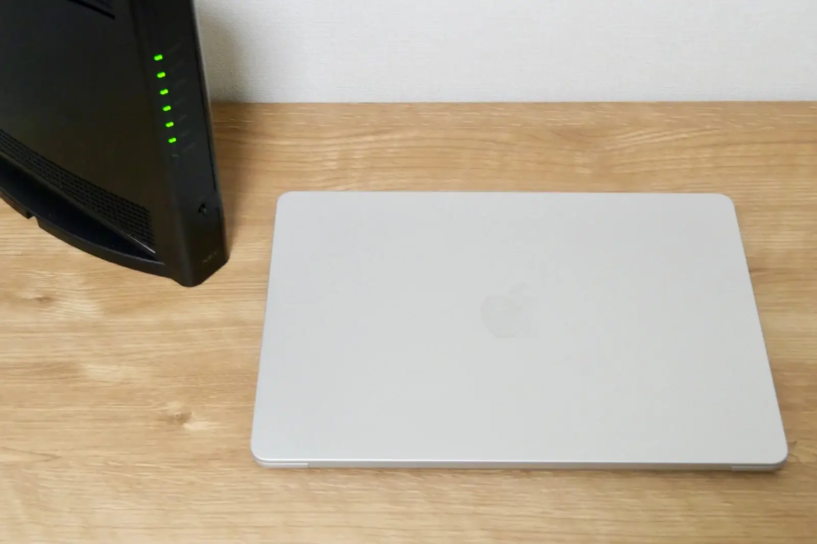MacBookと並べたAterm 19000T12BE本体