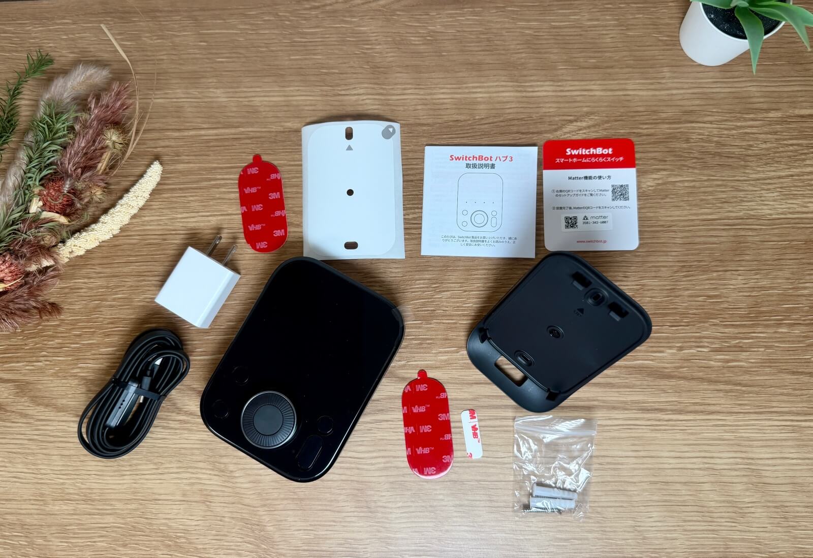 同梱物一式。本体+スタンド+温湿度センサー内蔵USB-Cケーブル+ACアダプター+3M両面テープ+説明書類