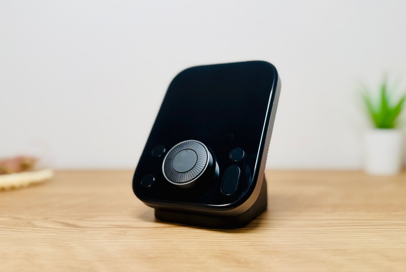 本体正面。タッチパネルと物理ダイヤル「Dial Master」を組み合わせた独自デザイン