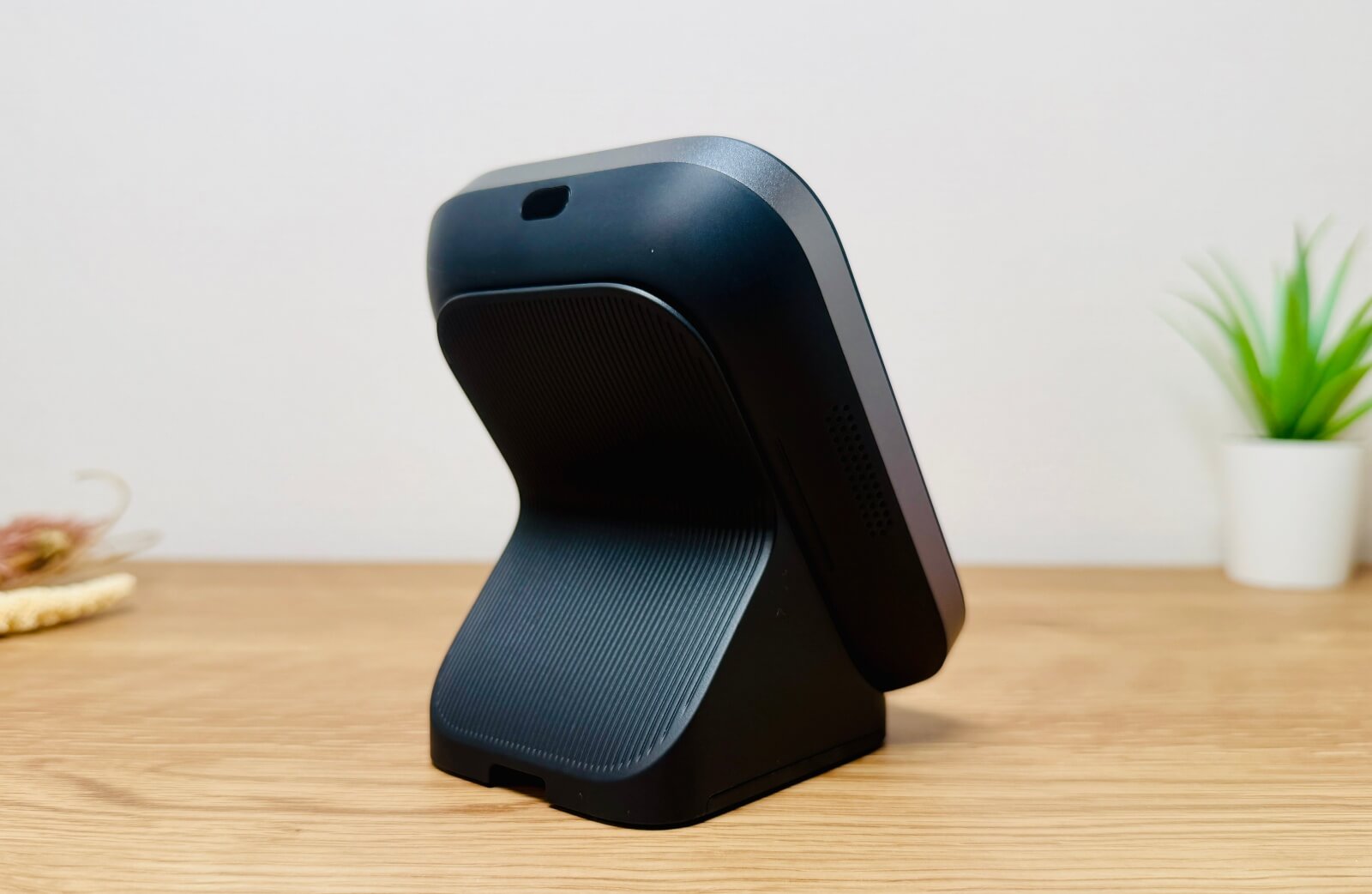 本体裏面とスタンド(QRコードラベルはぼかし処理しています)。ケーブル取り回しのスリットが背面に用意されている
