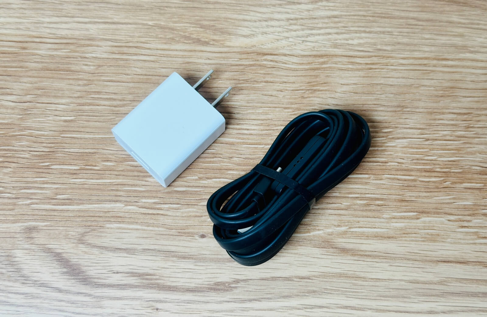 付属のACアダプターはコンパクト。USB-Cケーブルは長さ約2mで取り回しもしやすい