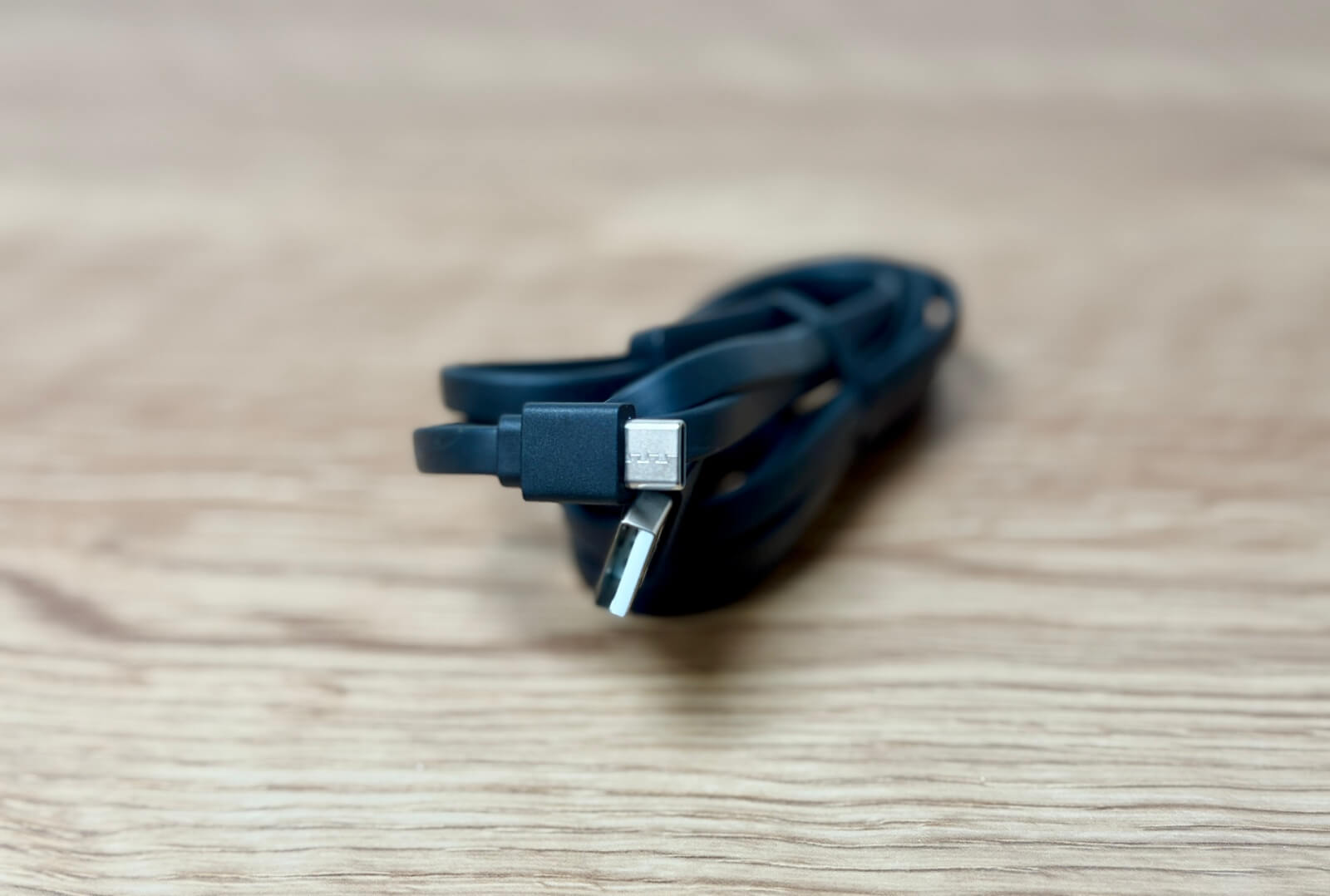 付属のACアダプターはコンパクト。USB-Cケーブルは長さ約2mで取り回しもしやすい