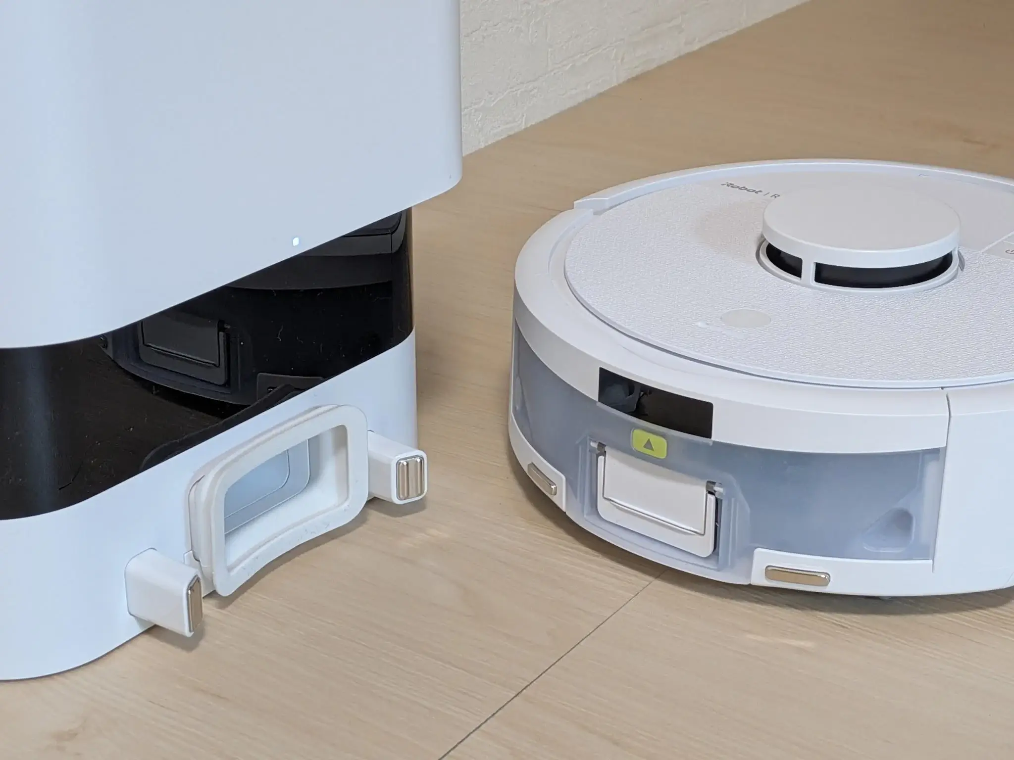 Roomba MiniがAutoEmpty充電ステーションに戻った様子