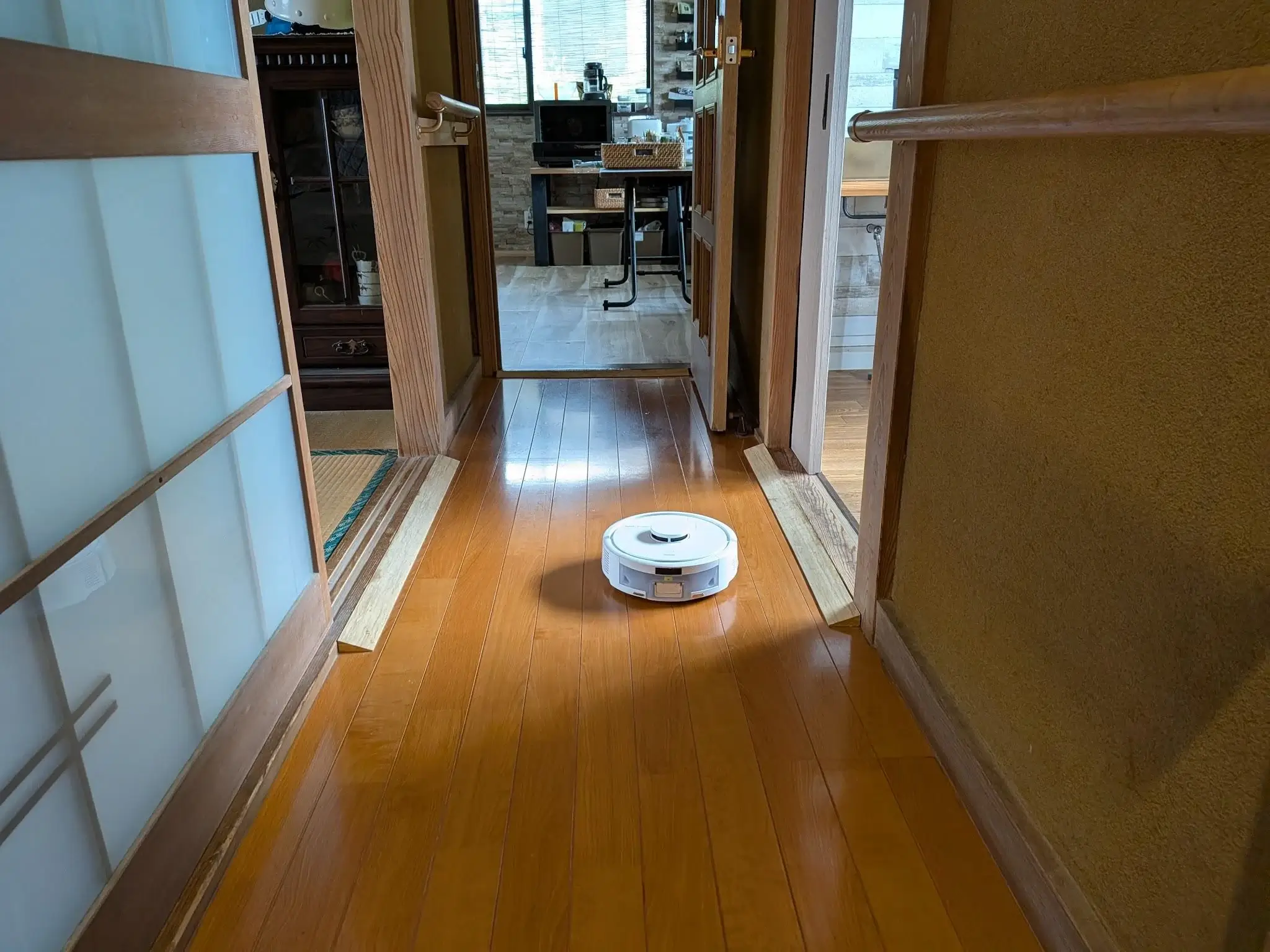 廊下を掃除するRoomba Mini