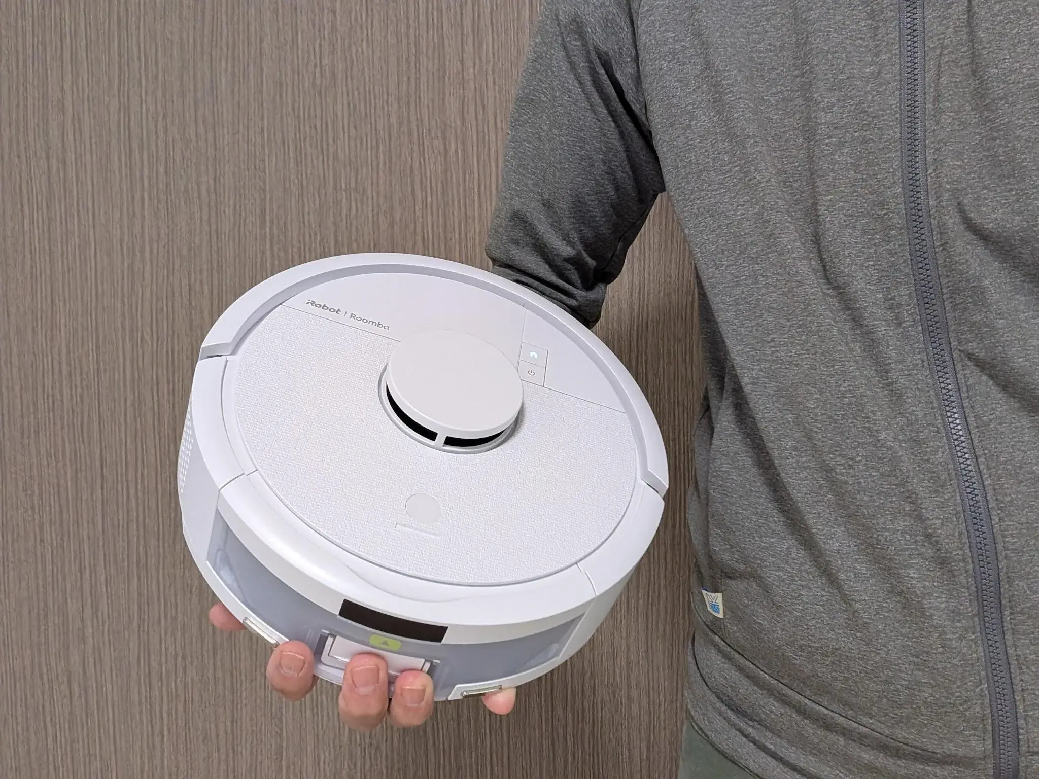Roomba Miniを片手で持っている様子