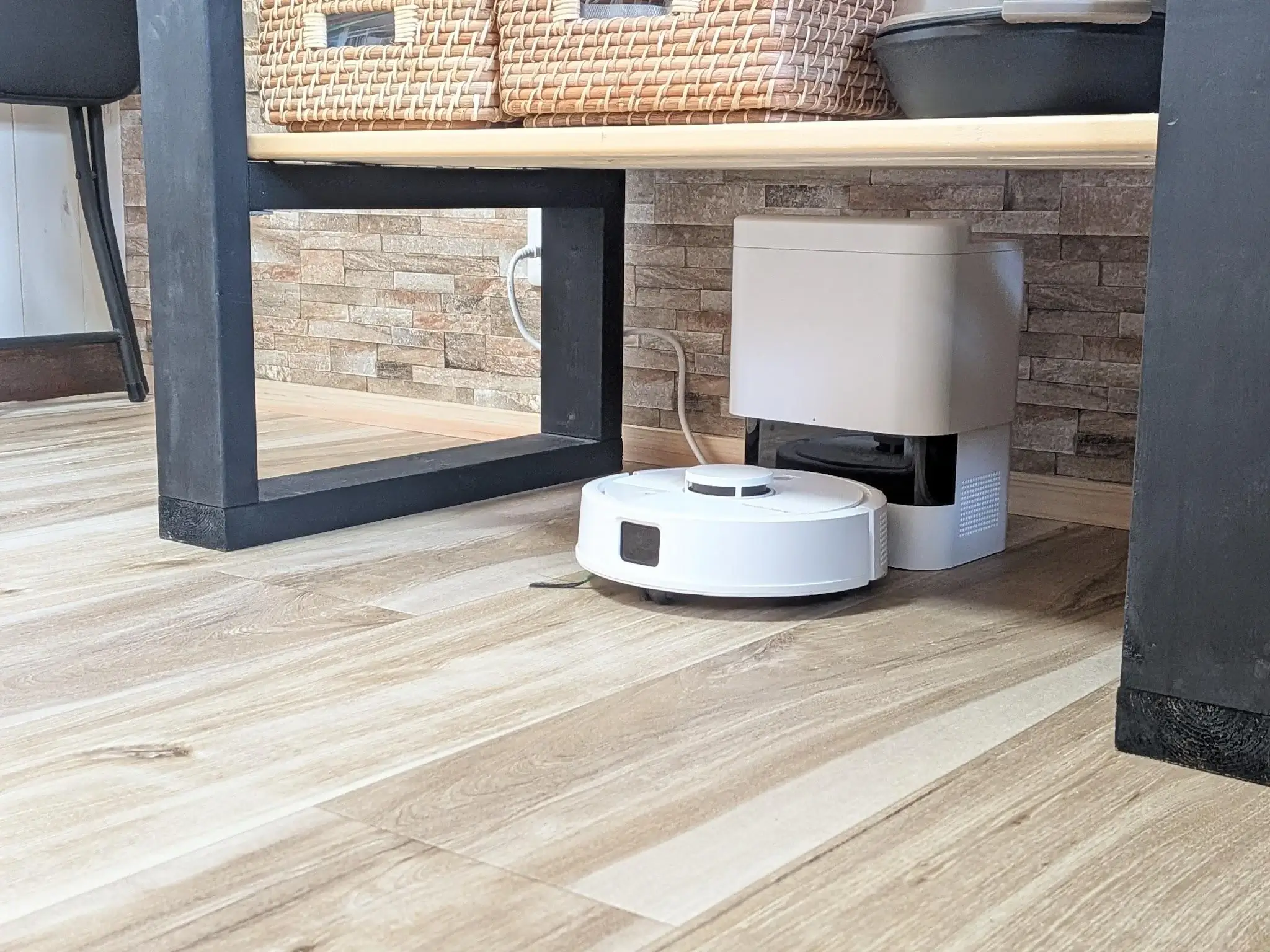 棚の下に置いたRoomba Mini