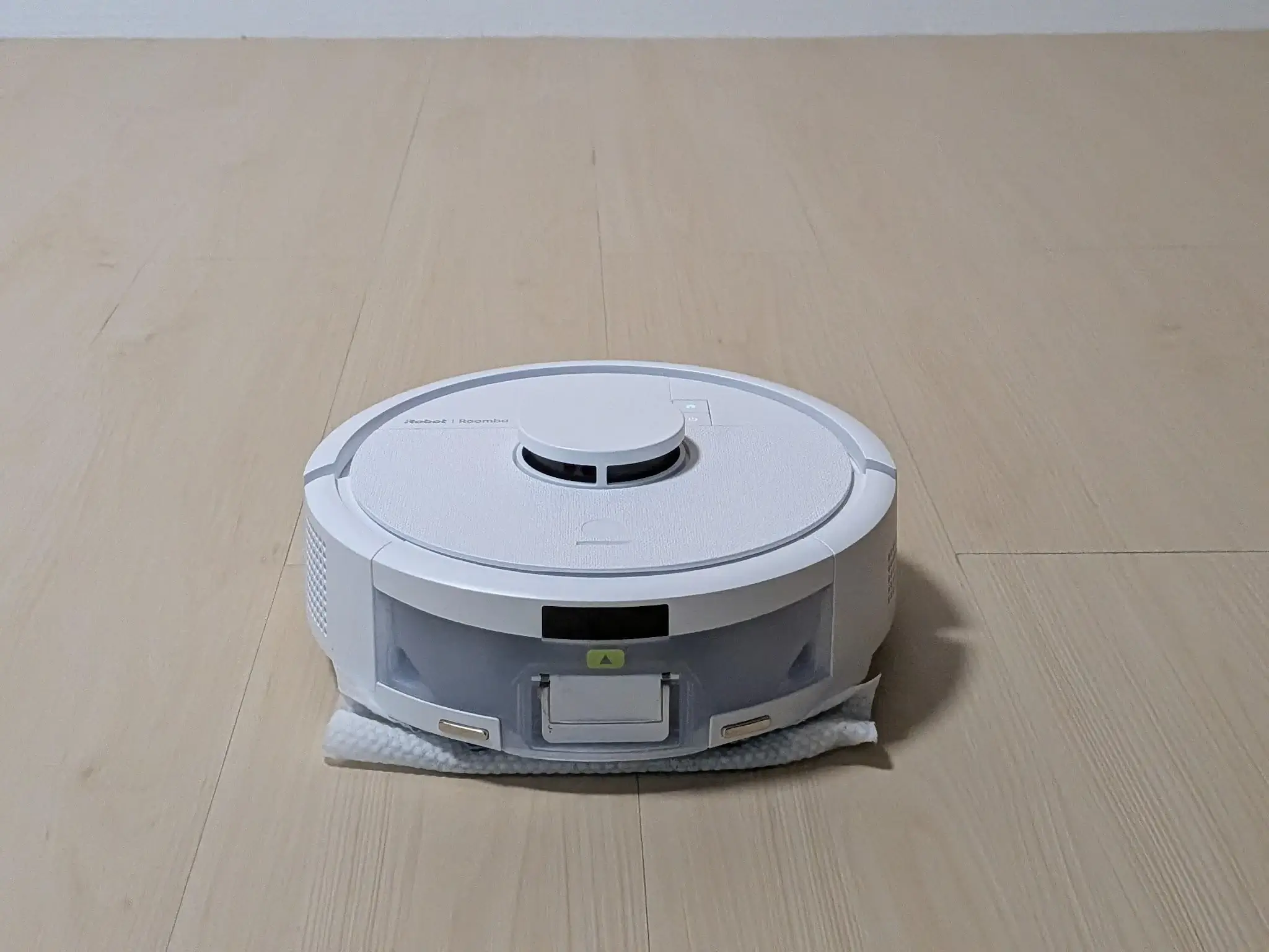 使い捨て床拭きシートで水拭きするRoomba Mini