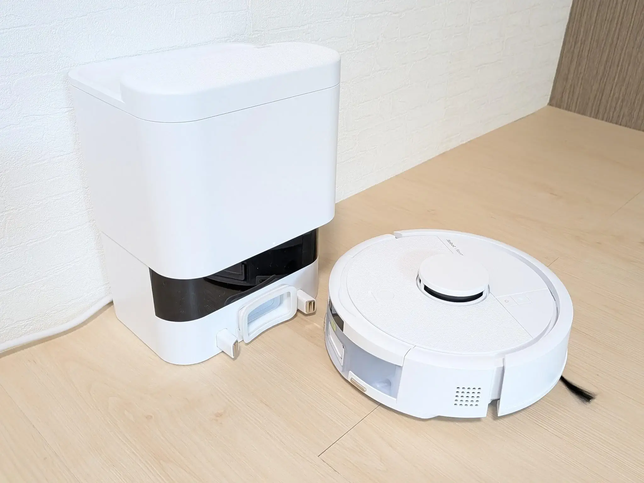 Roomba Mini本体とAutoEmpty充電ステーション