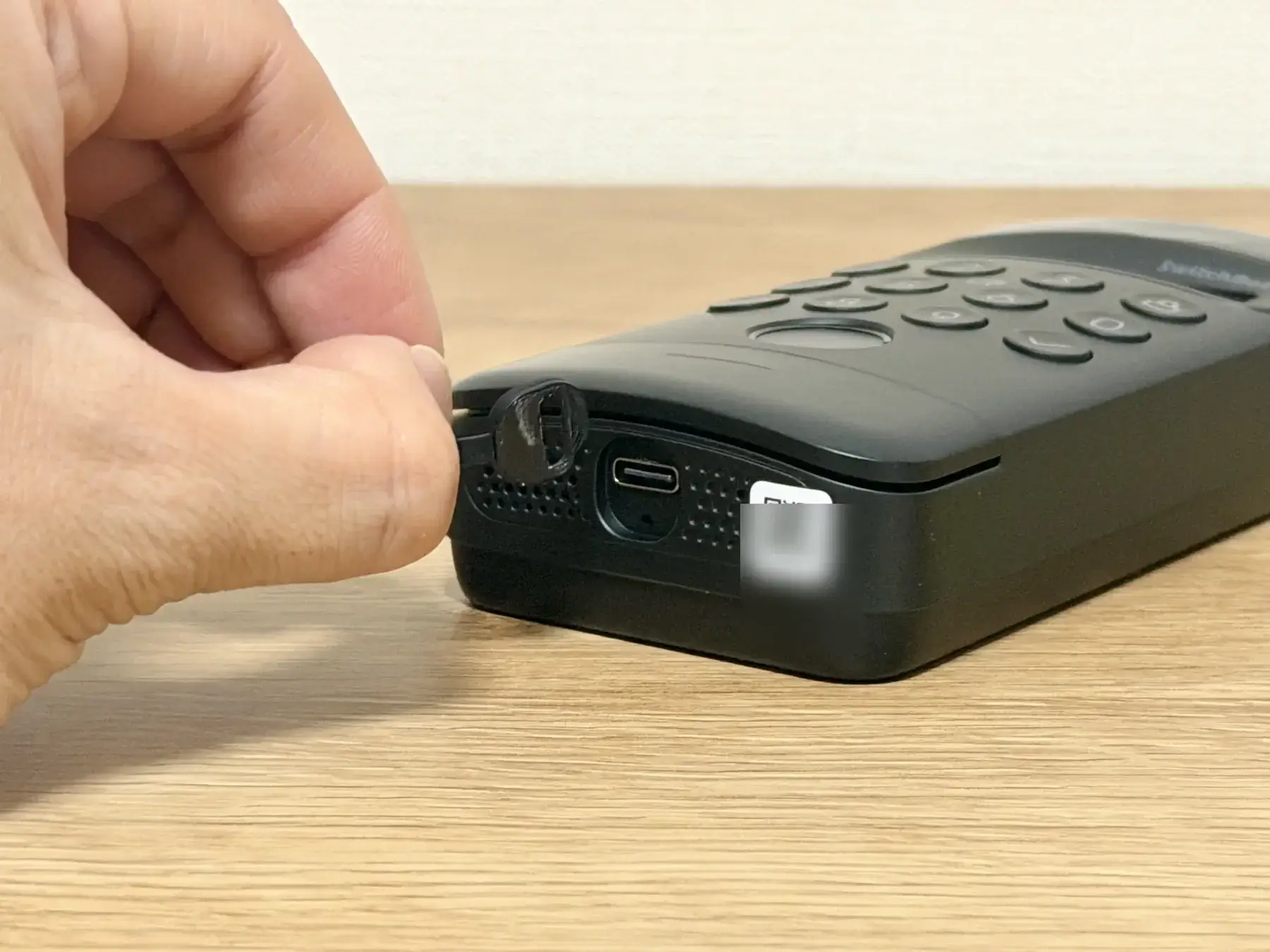 下部カバーを開けるとUSB-Cポートがあり、モバイルバッテリーでも充電できます