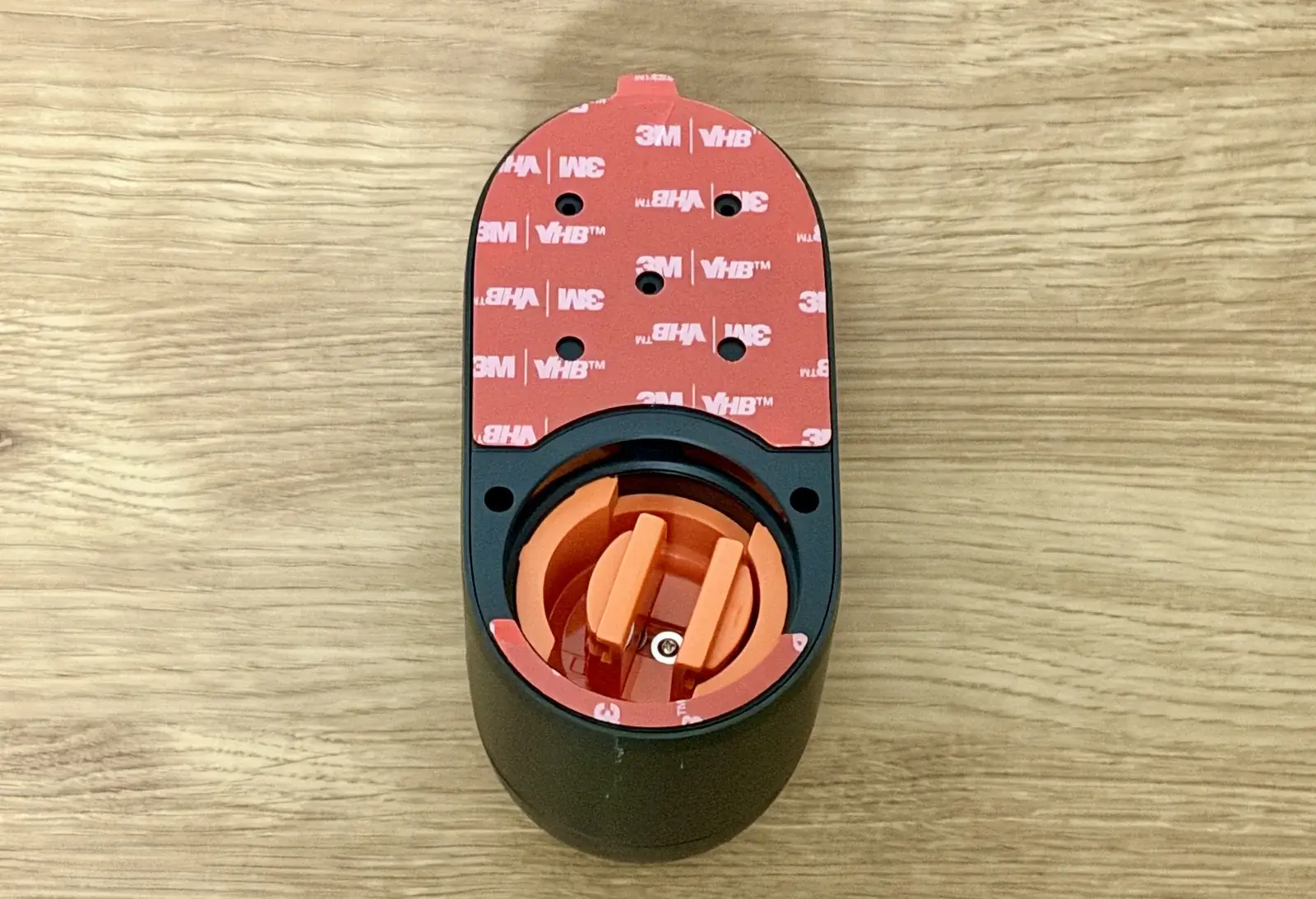 SwitchBotロックUltra本体裏面と両面テープ