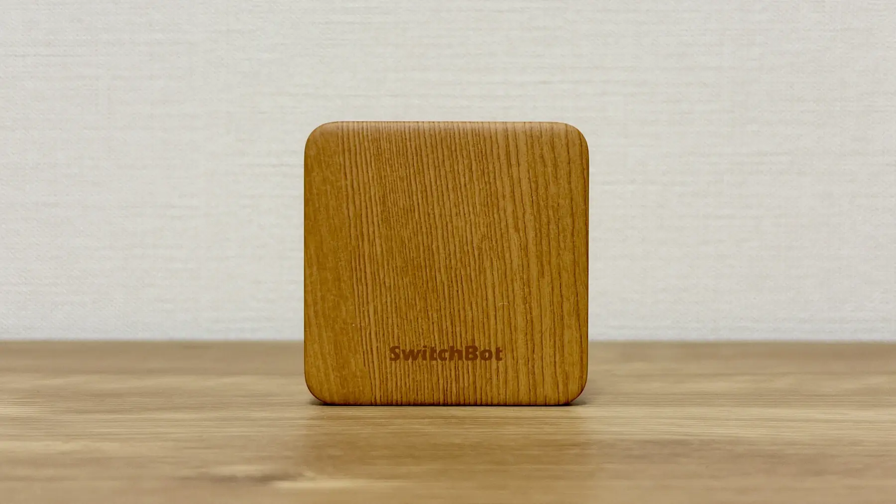 木製家具の近くにも置きやすい、控えめな木目調デザインです。