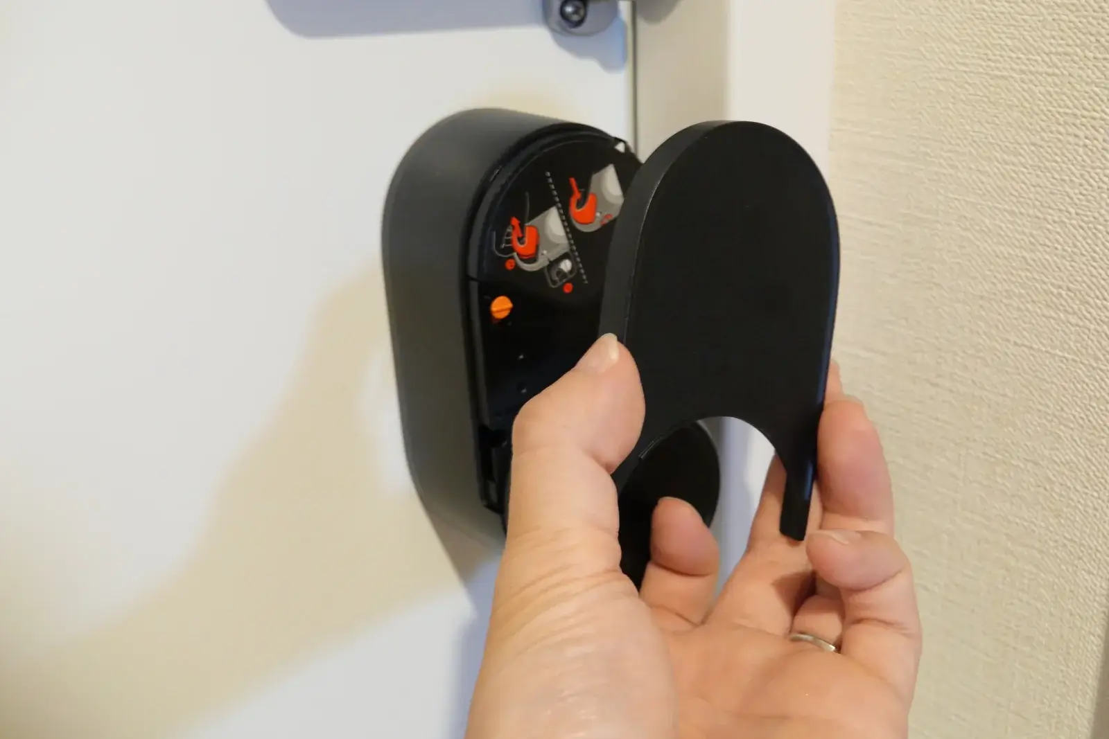 SwitchBotロックUltraのカバーを外している様子