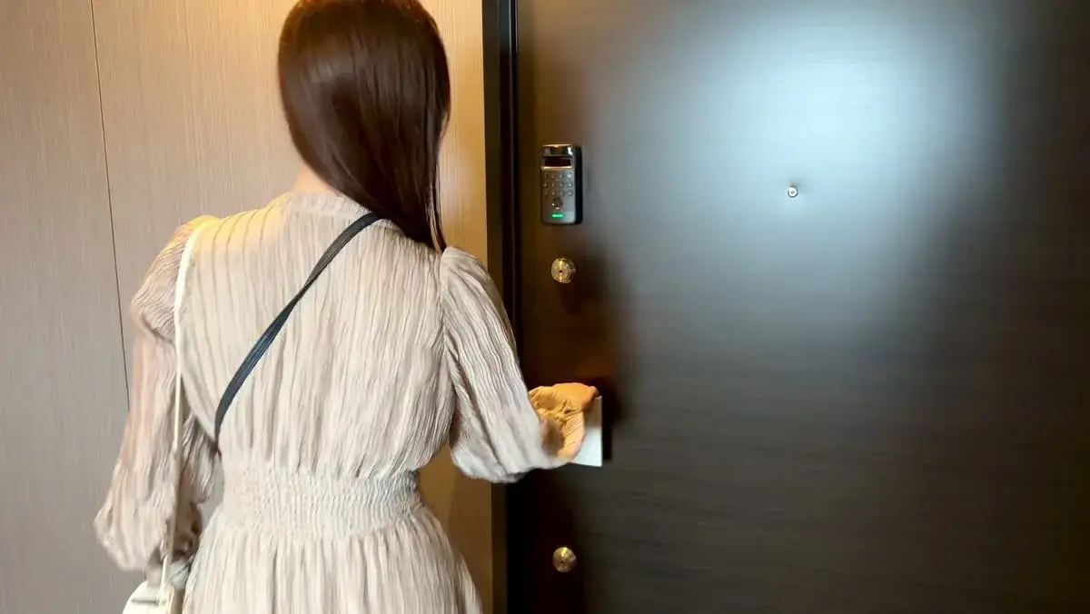 少し距離を取って顔認証しやすい位置に立っている様子