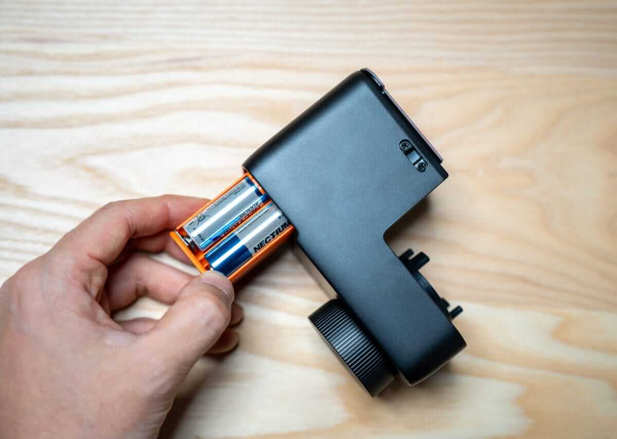 SwitchBotロックProに単3電池を入れる様子