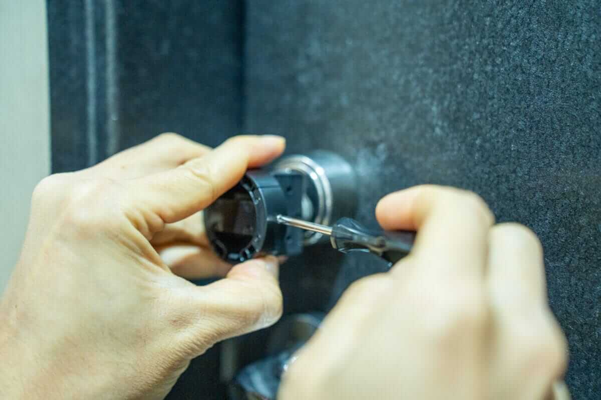 SwitchBotロックProをサムターンに取り付ける様子