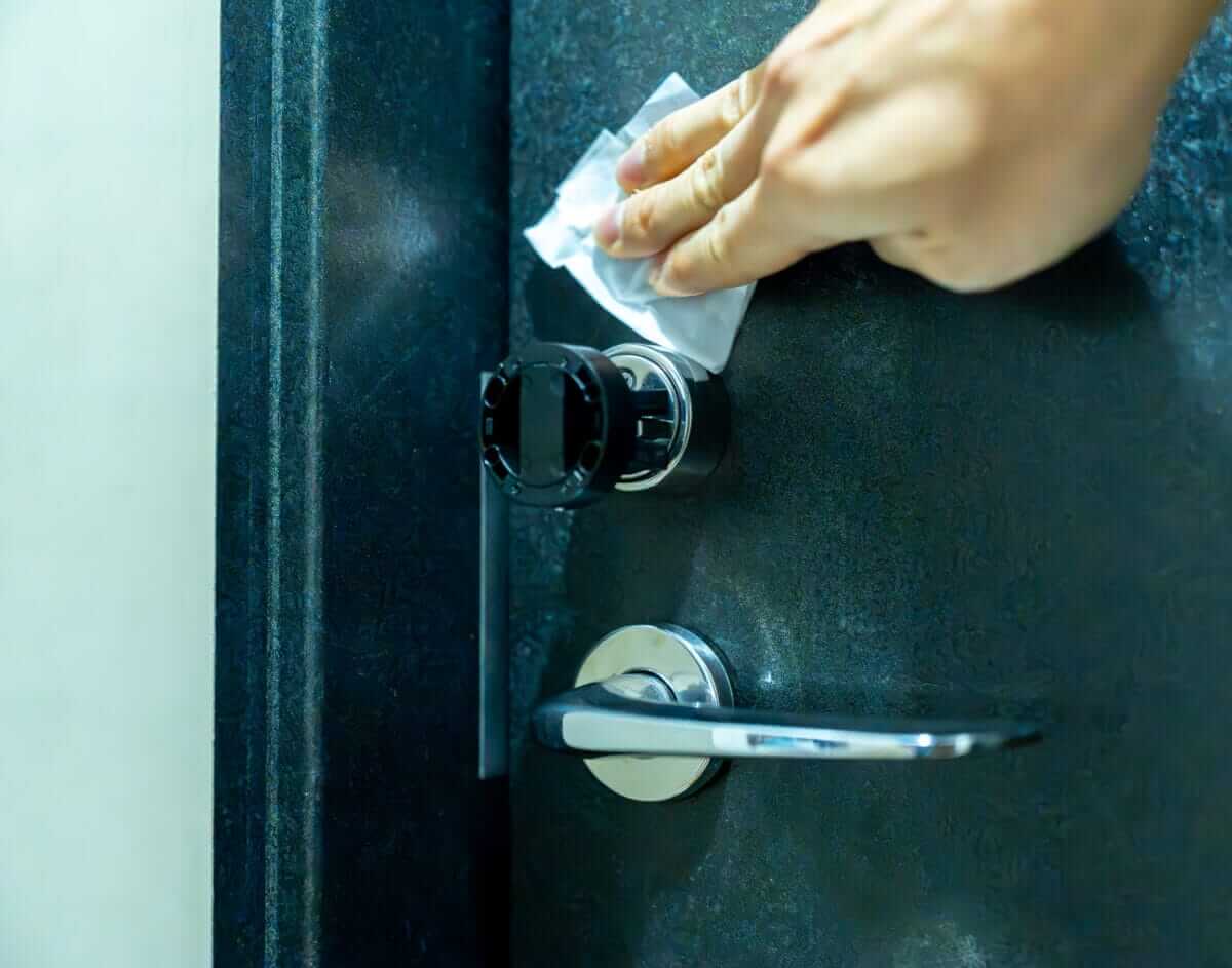 サムターン周辺を清掃している様子