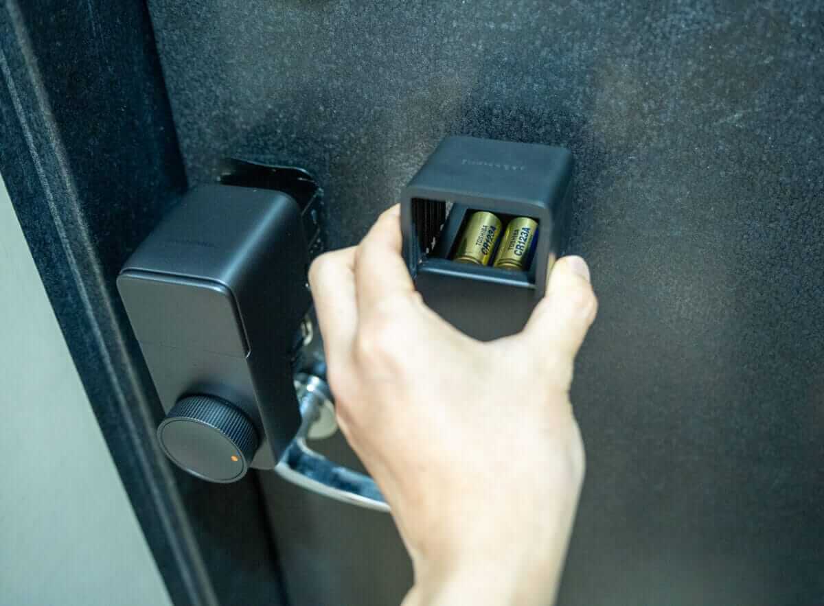 前作SwitchBotロックの電池カバーを外す様子