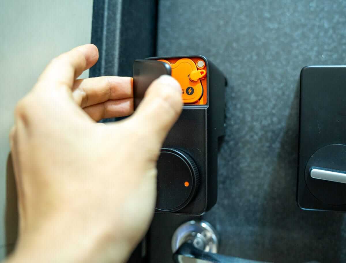 SwitchBotロックProの電池カバーを外す様子