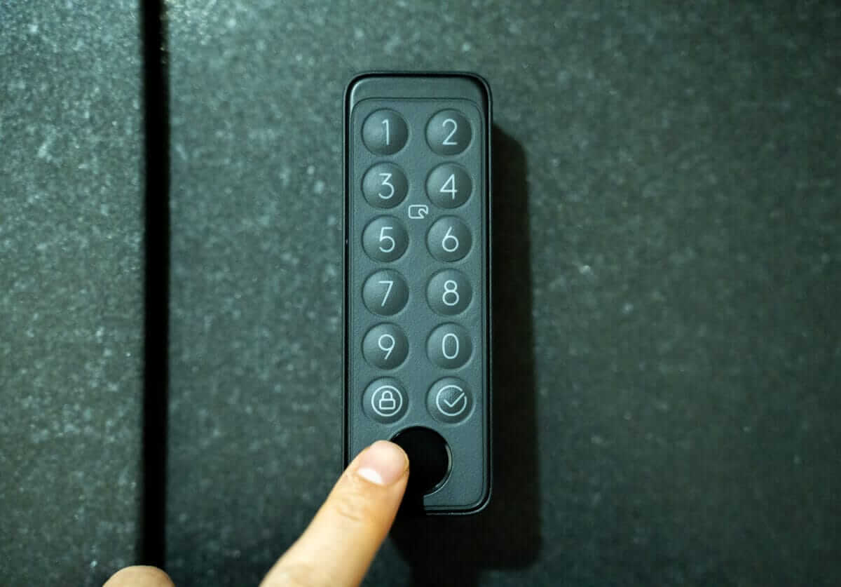 玄関外に設置したSwitchBot指紋認証パッド