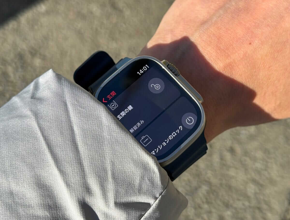 Apple WatchでSwitchBotロックProとボットを操作する様子