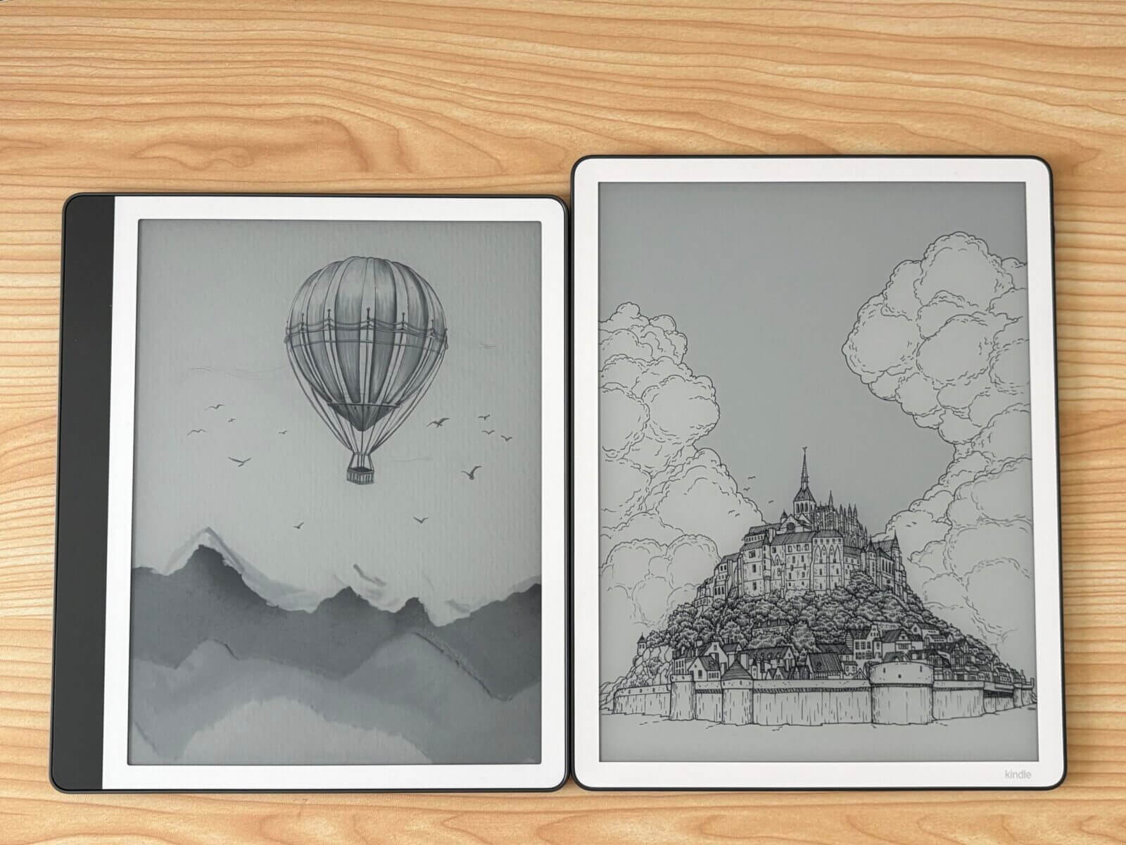 旧型Kindle Scribe Notebook Design（左）と新型Kindle Scribe（右）を並べた様子