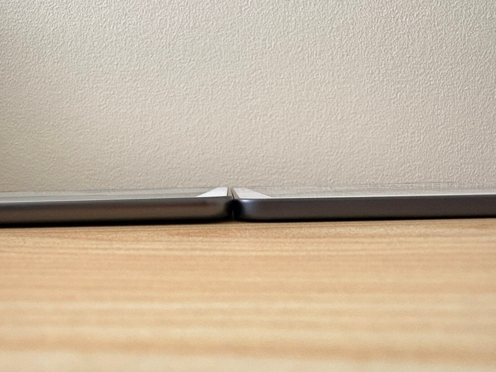 旧型Kindle Scribe Notebook Design（左）と新型Kindle Scribe（右）の厚み比較
