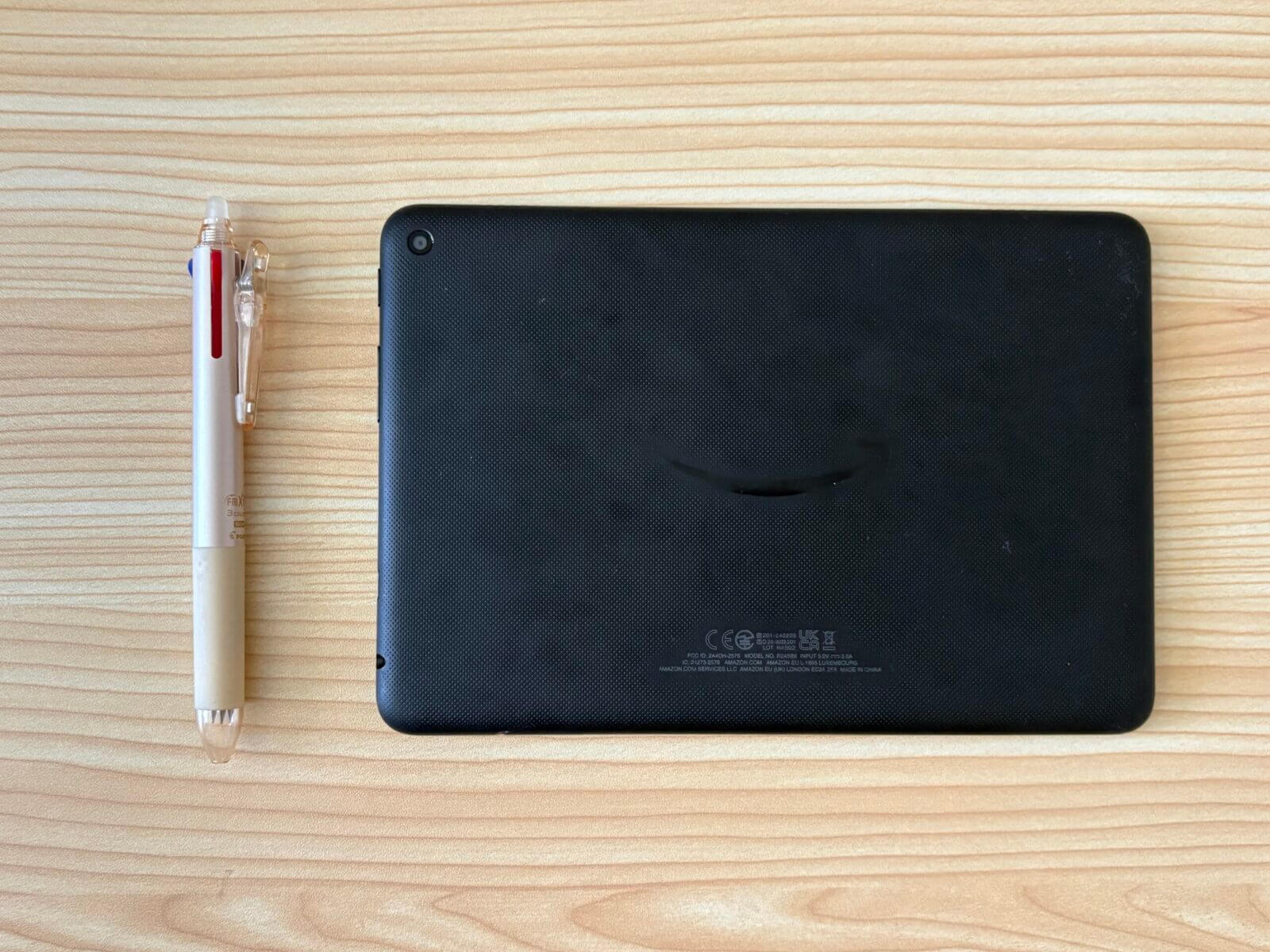 Amazon Fire HD8の背面、ペンとほぼ同じ高さです
