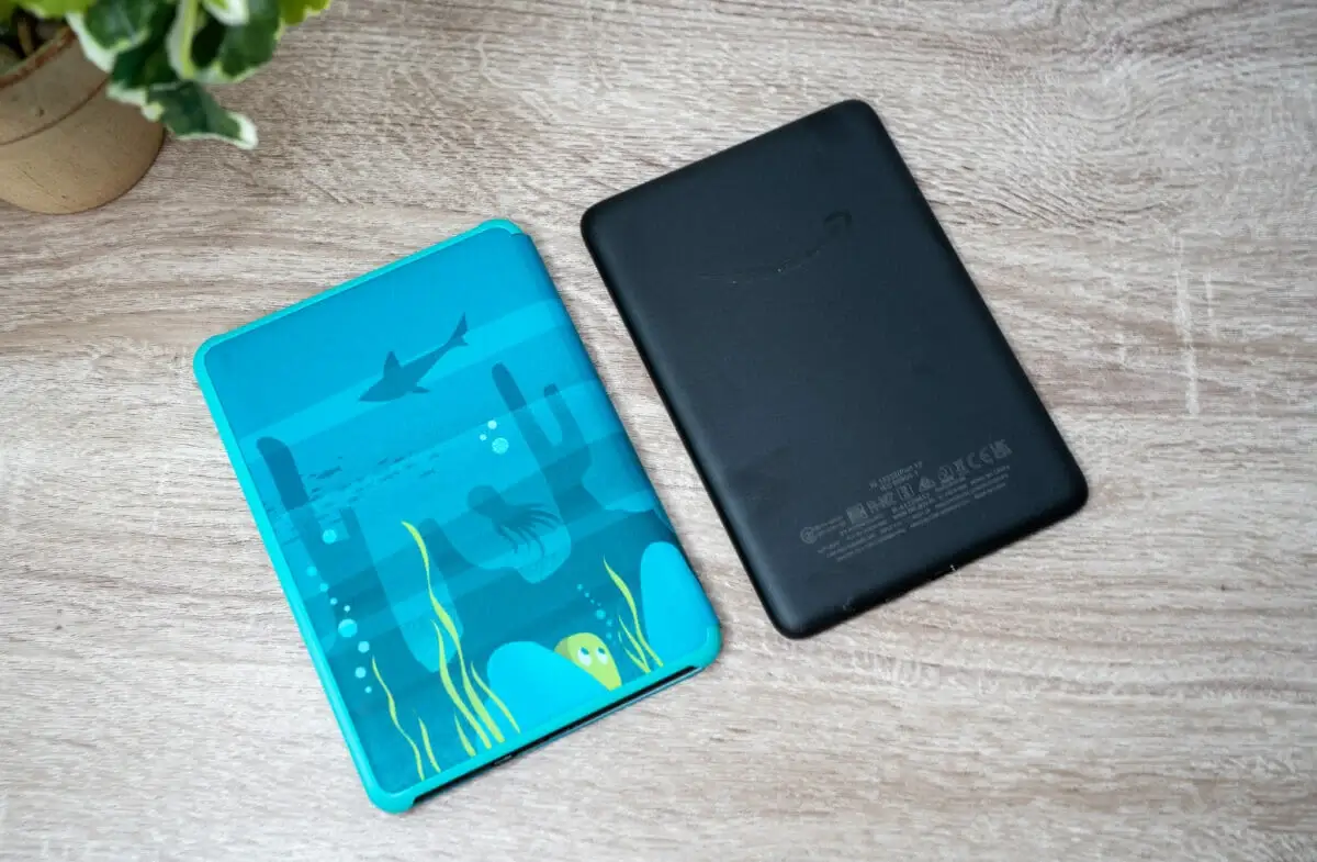 Kindleキッズモデルのカバーと通常Kindle