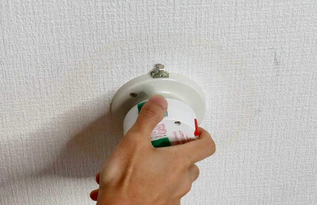 引っ掛けシーリングに専用アダプターを取り付ける様子