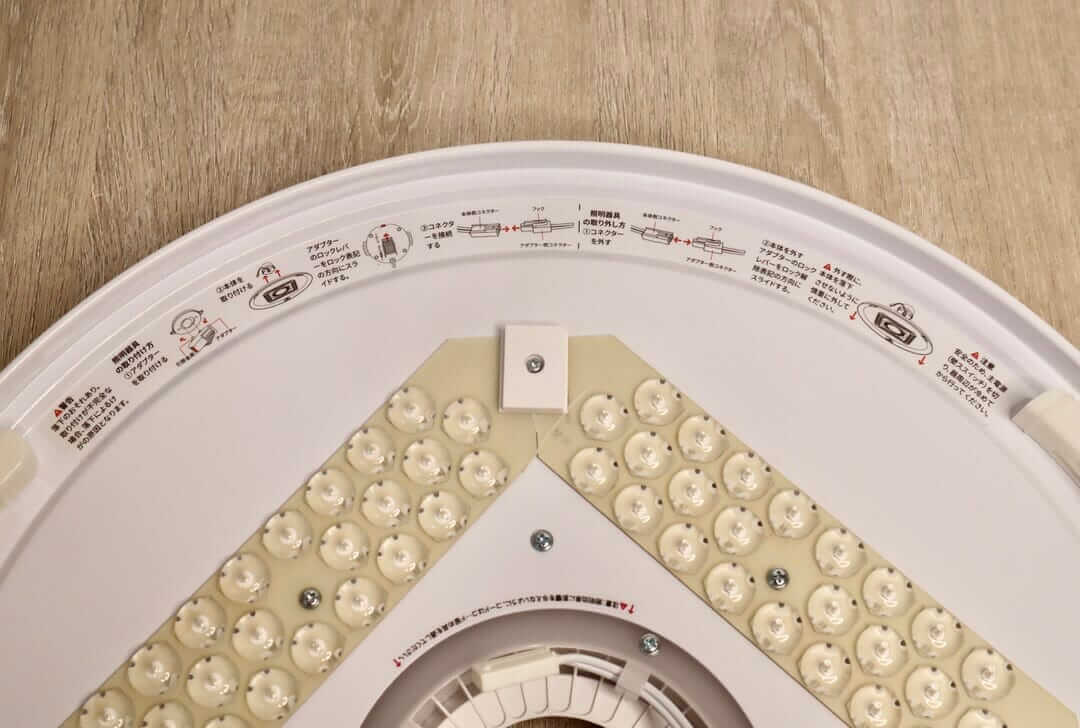 SwitchBotシーリングライトプロの裏面に記載された取り付け方法