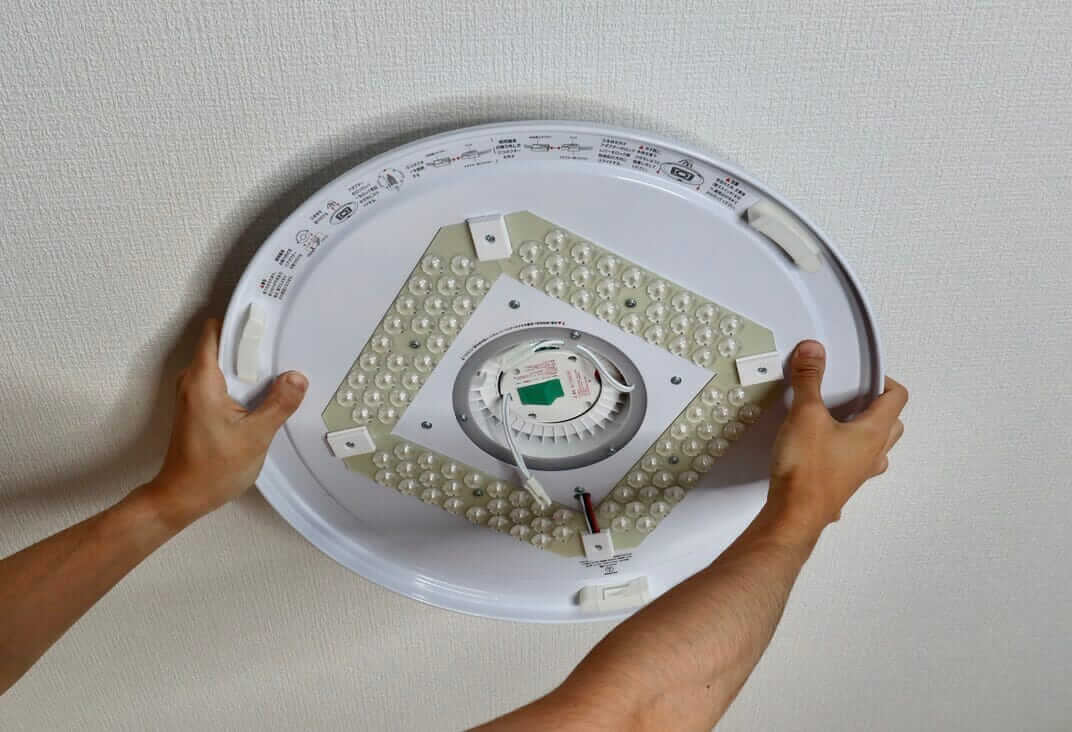 SwitchBotシーリングライトプロの本体を天井に設置する様子