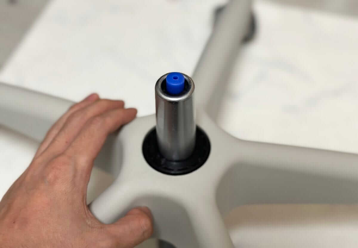 パームワークチェアの支柱を取り付ける様子