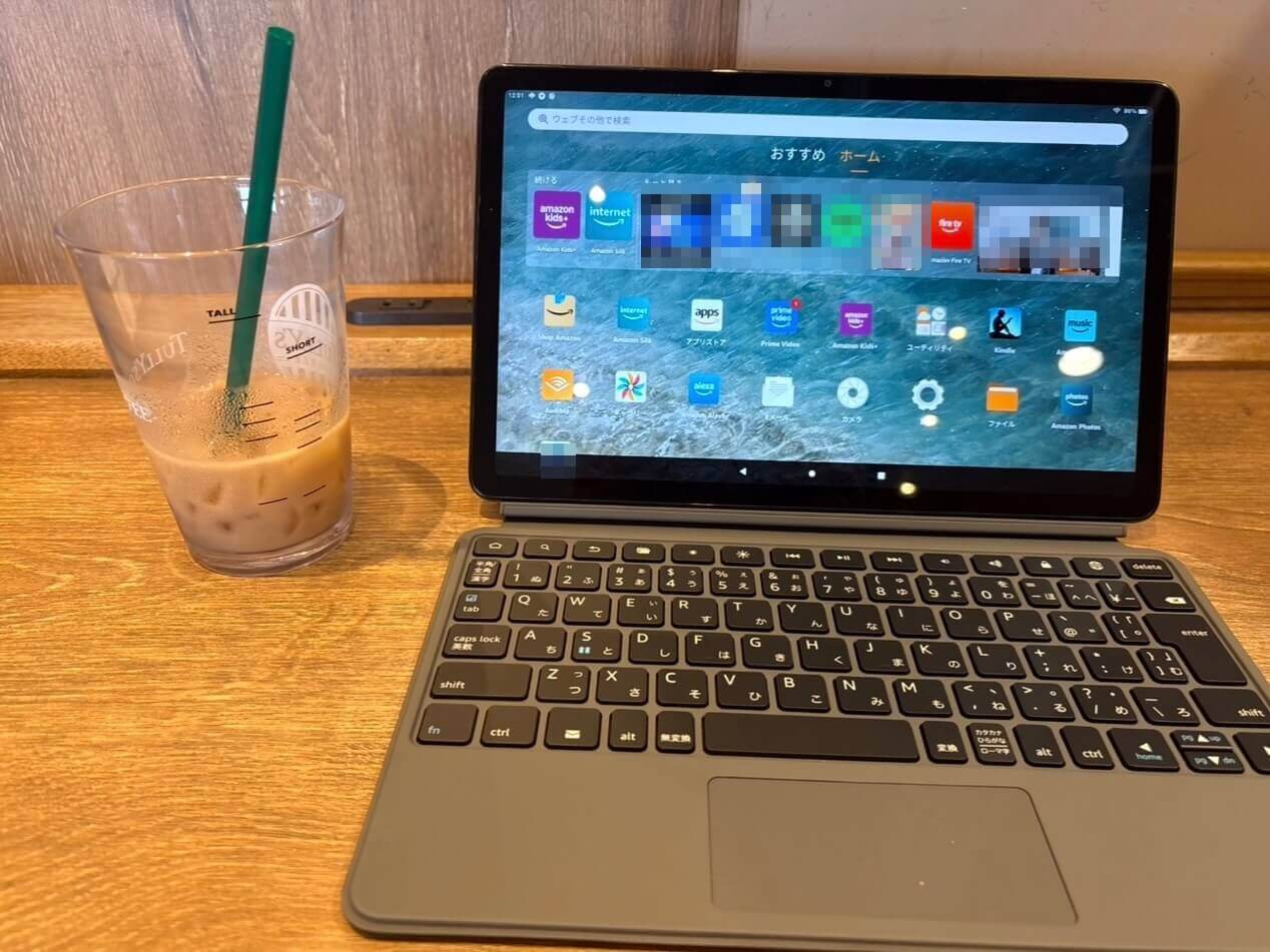 キーボード付きカバーを付けて作業している様子