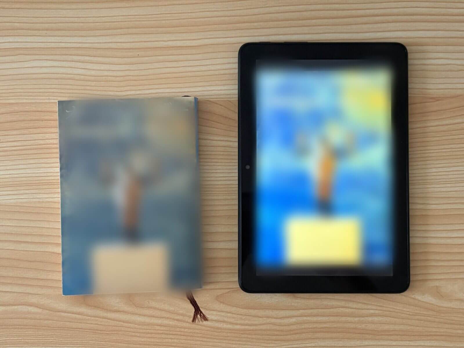 文庫本とAmazon Fire HD 8 を並べた様子