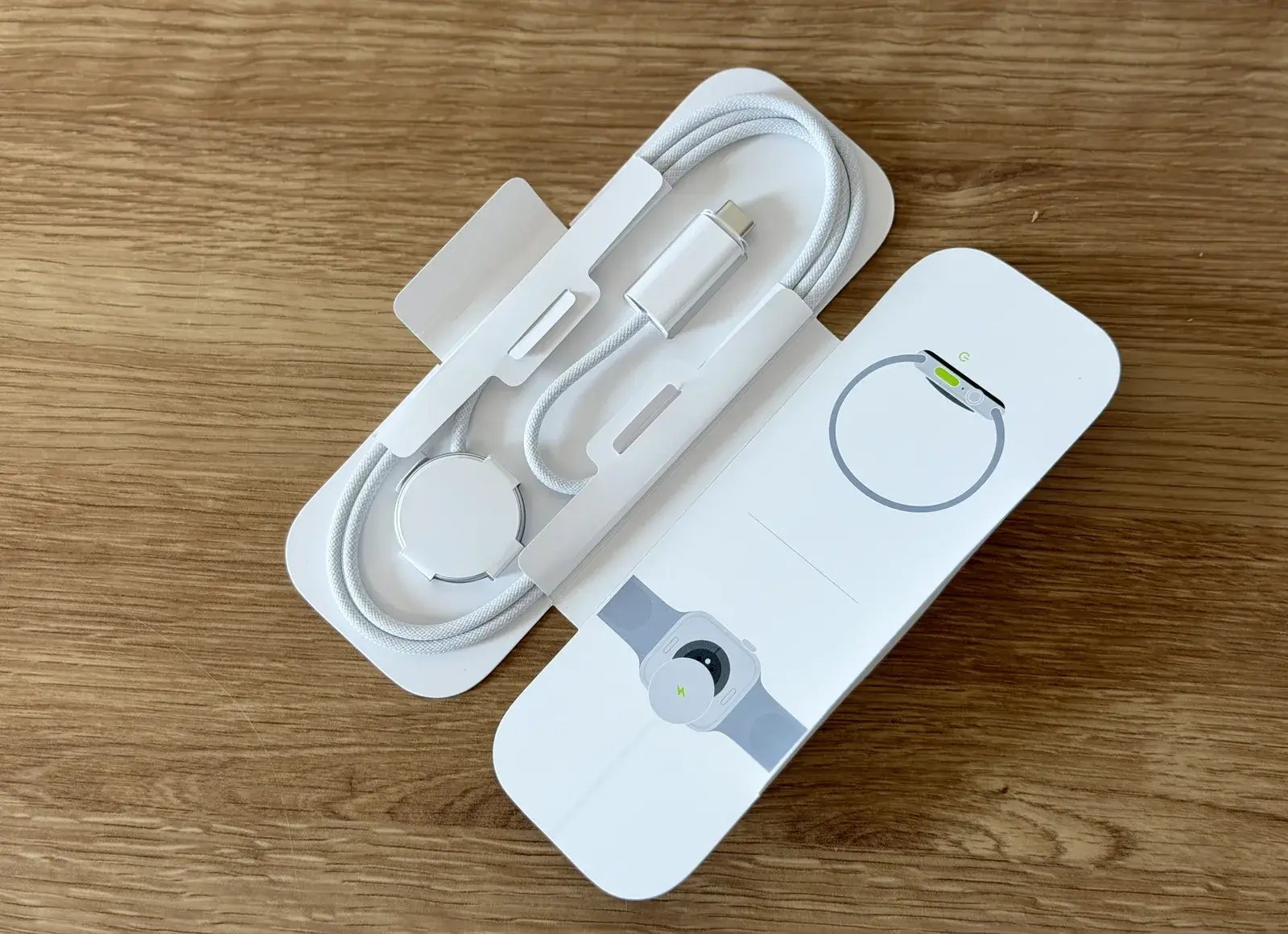 同梱の充電ケーブルはUSB-C接続の磁気充電ケーブル。電源アダプタは付属しないので注意してください