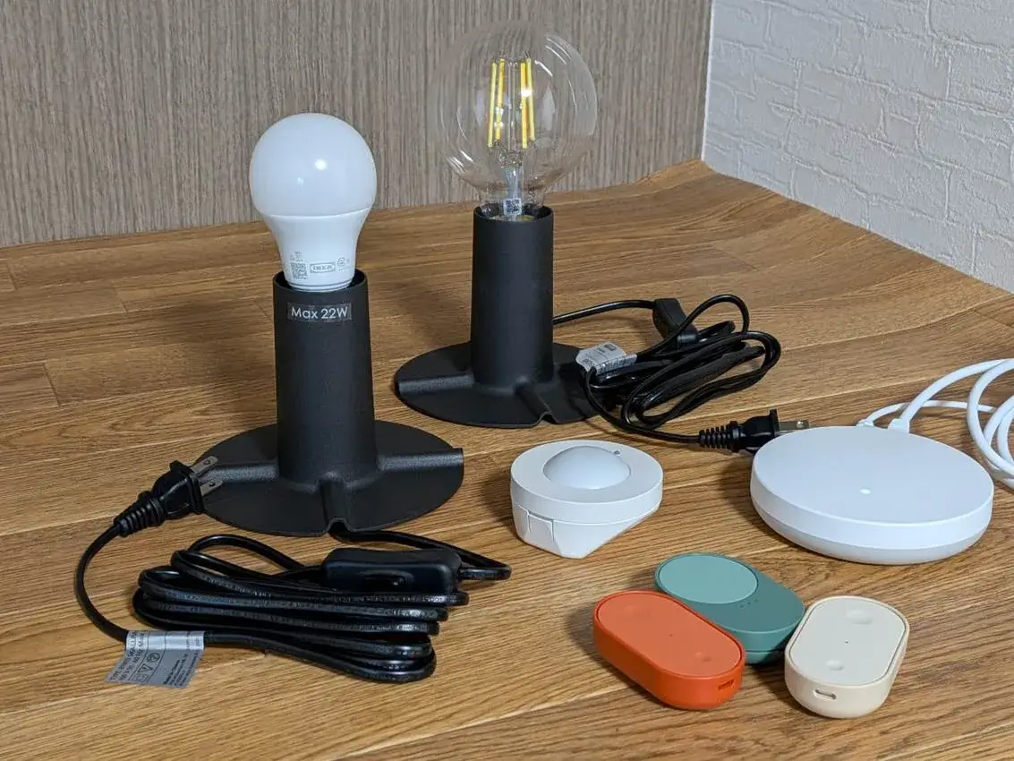 IKEAのスマートLED電球・スタンド・人感センサー・リモコンを並べたところ