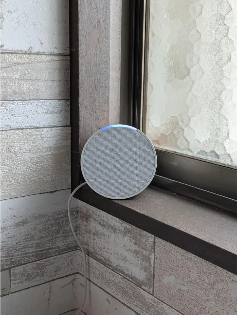 窓辺に設置したAmazon Echoのスマートスピーカー