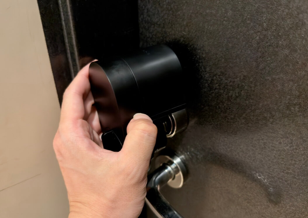 Nature Lockをドアへ仮当てしている様子