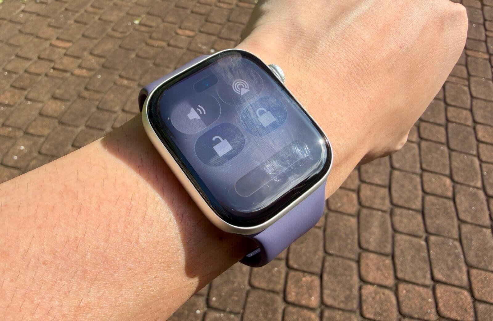 玄関前でApple Watchを操作する様子