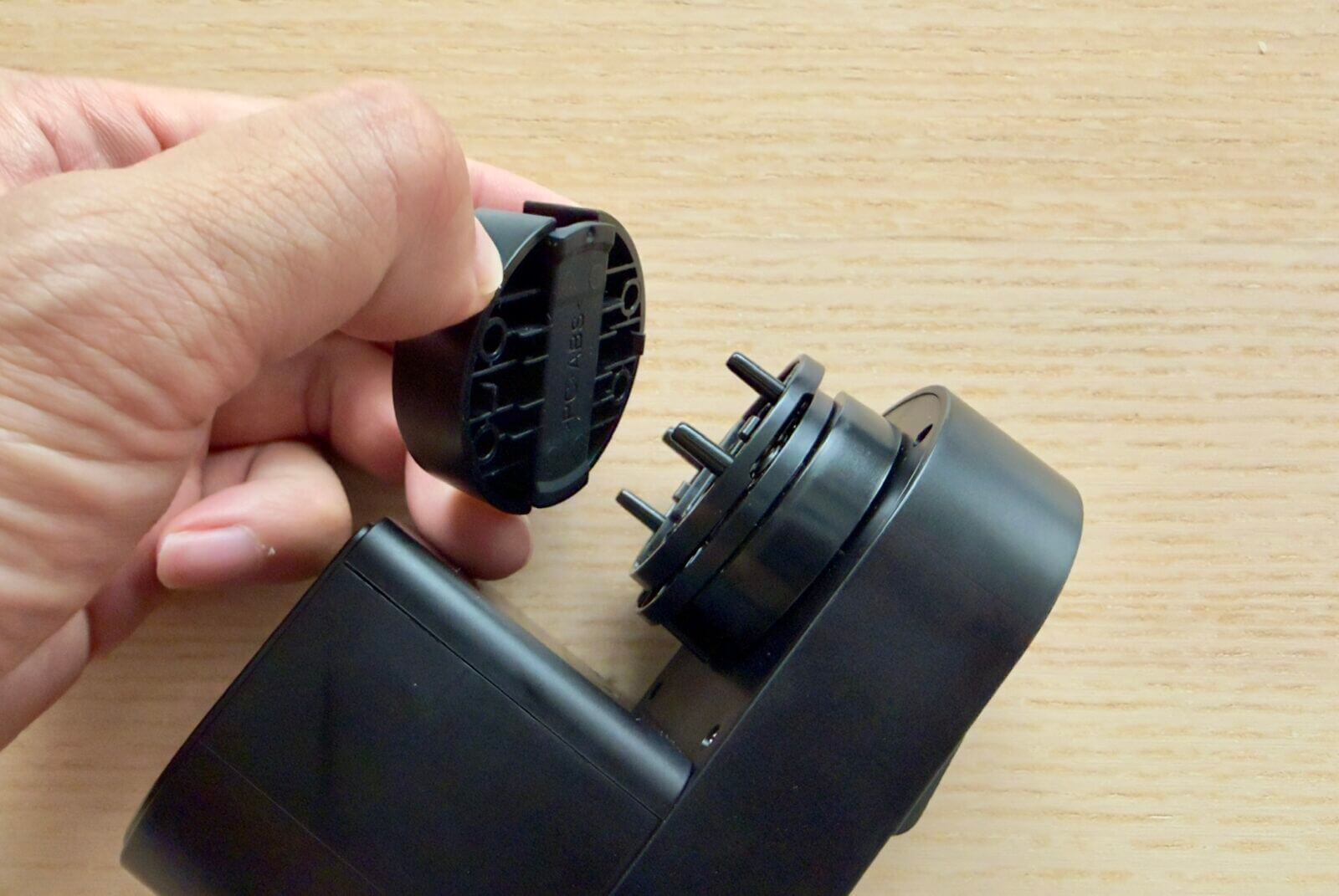 Nature Lock本体へホルダーを固定する様子