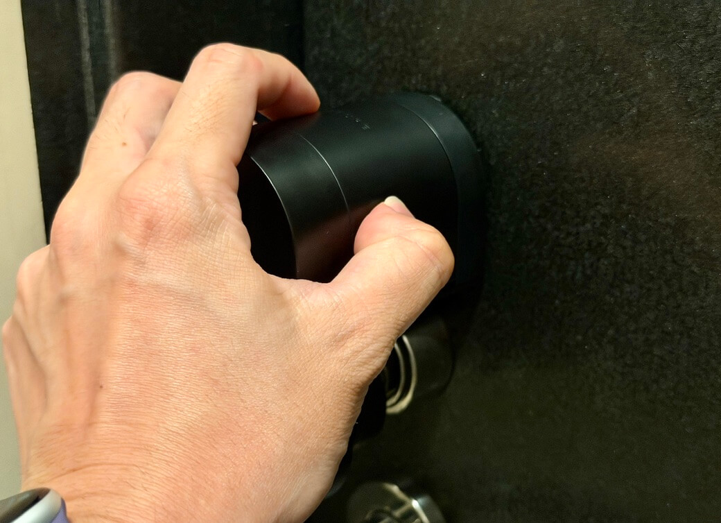 取り付けたNature Lockを押さえる様子