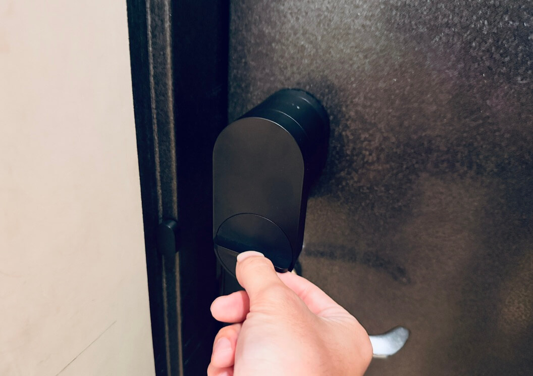 Nature Lockを室内側から手動操作する様子