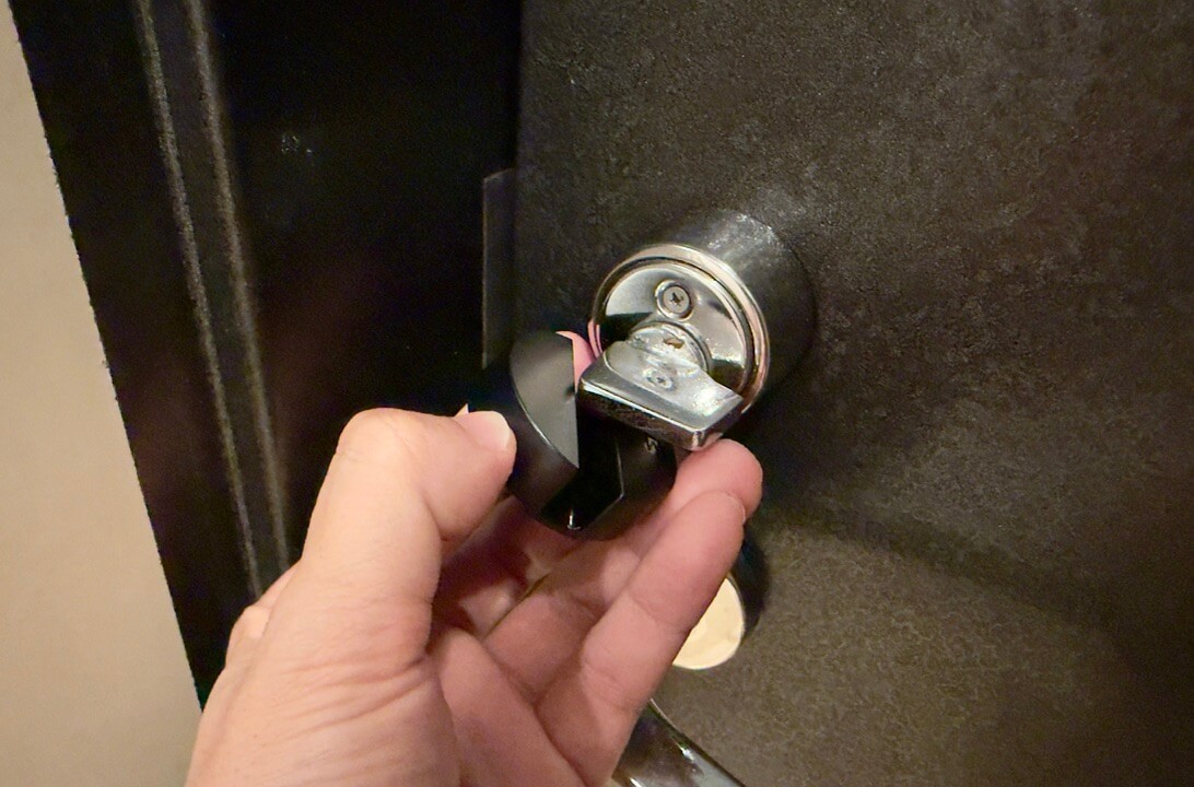 サムターンへホルダーを合わせる様子