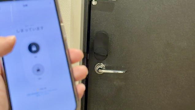 スマートフォンからNature Lockを操作する様子