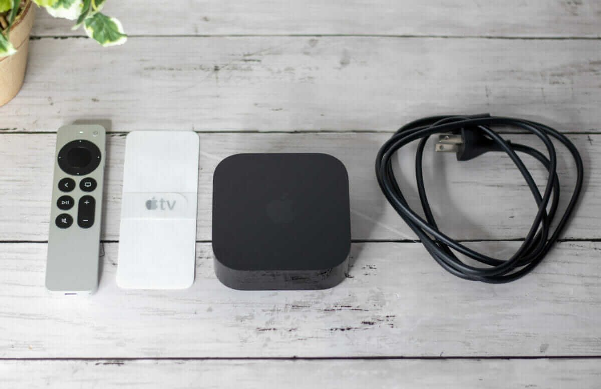 Apple TV 4K第3世代の本体、Siri Remote、電源ケーブル、説明書