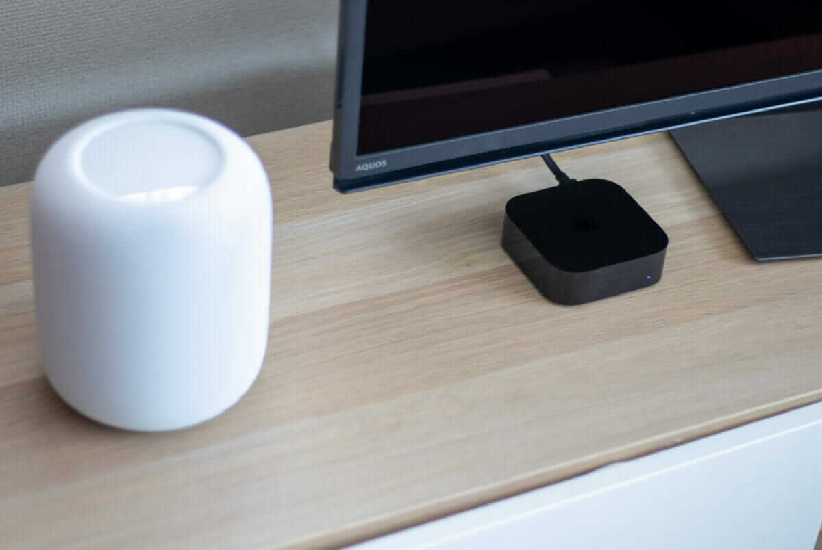 Apple TV 4KとHomePodをテレビ横に設置した様子