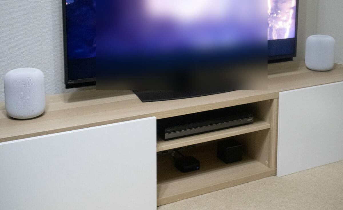 テレビの左右にHomePodを置いたApple TVホームシアター（映像加工済み）