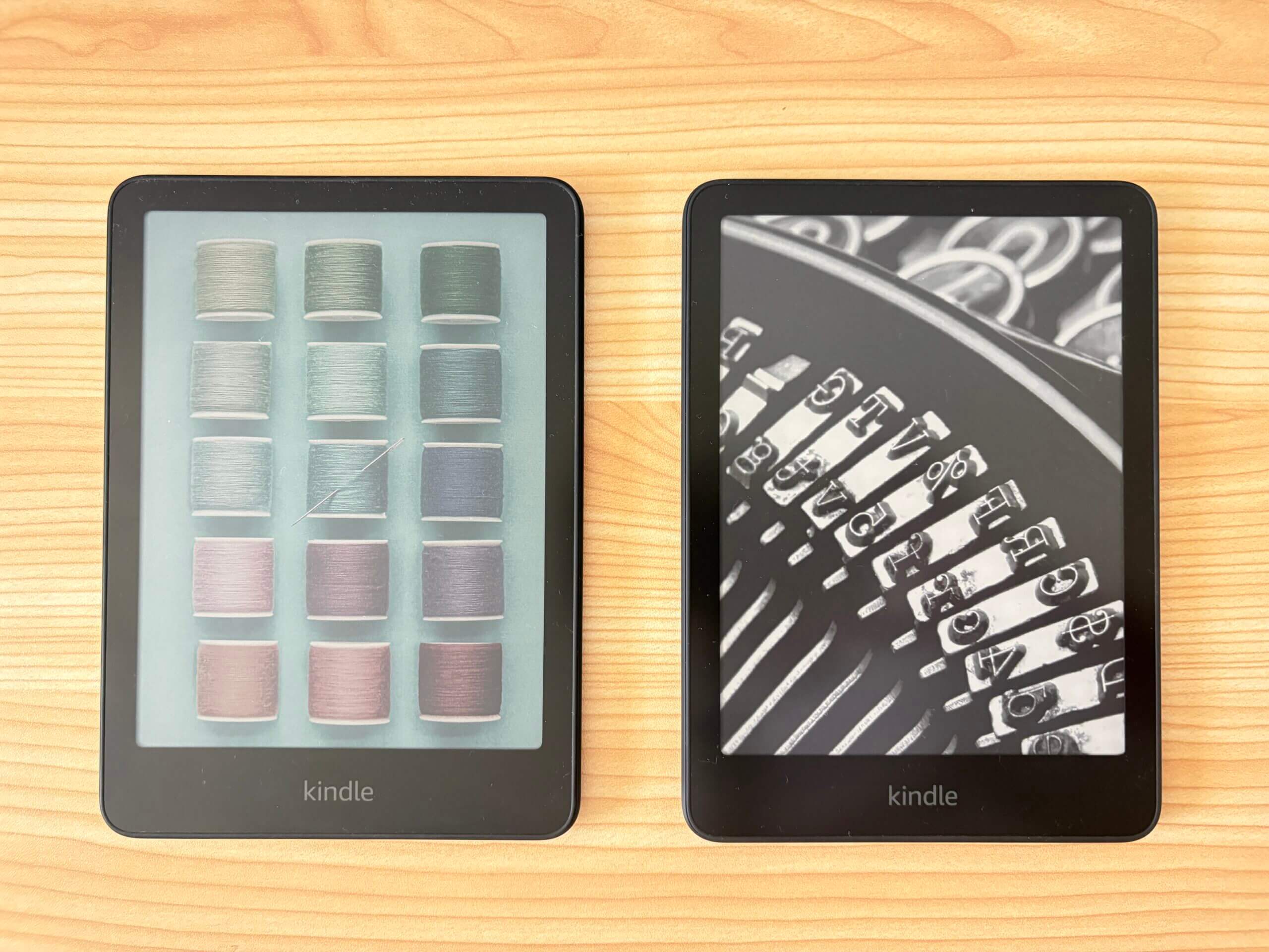 Colorsoft(左)と Paperwhite (右)の通常モデル。実機画像。どちらも16GBのブラックを同じ角度で並べています。